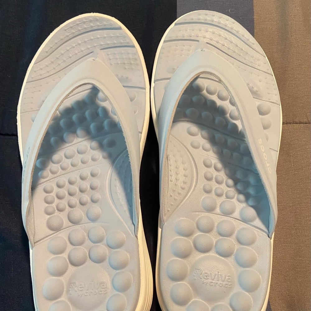 CROCS Reviva Flip Flop Sandals in Light Blue/White. Size 7.